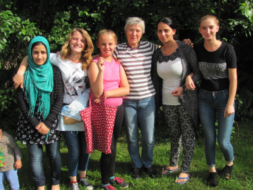 Die Mädchen aus dem Asylbewerberheim Schöllnach sind stolz auf ihre selbst genähten Taschen.